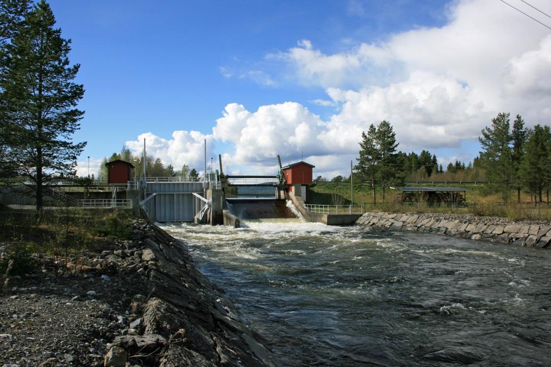 Det innebär oftast att den första delen närmast kraftverket muddras och förses med mycket grovt stenmaterial. Detta för att reducera fallförluster och erosion.
