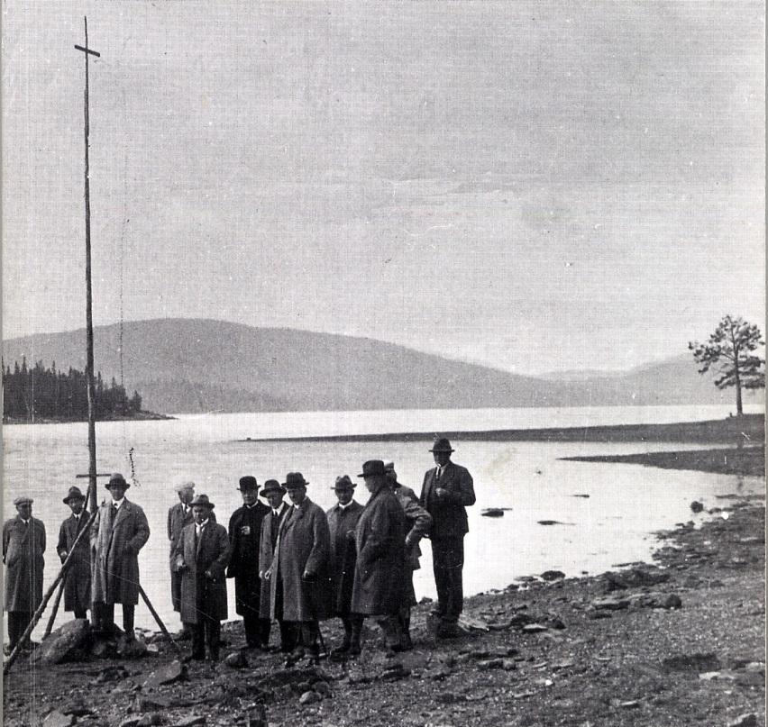 sjöliknande område bildas. Hur långt dämningen sträcker sig uppströms beror på vattendragets lutning, dämningshöjden och förekomst av bestämmande sektioner.