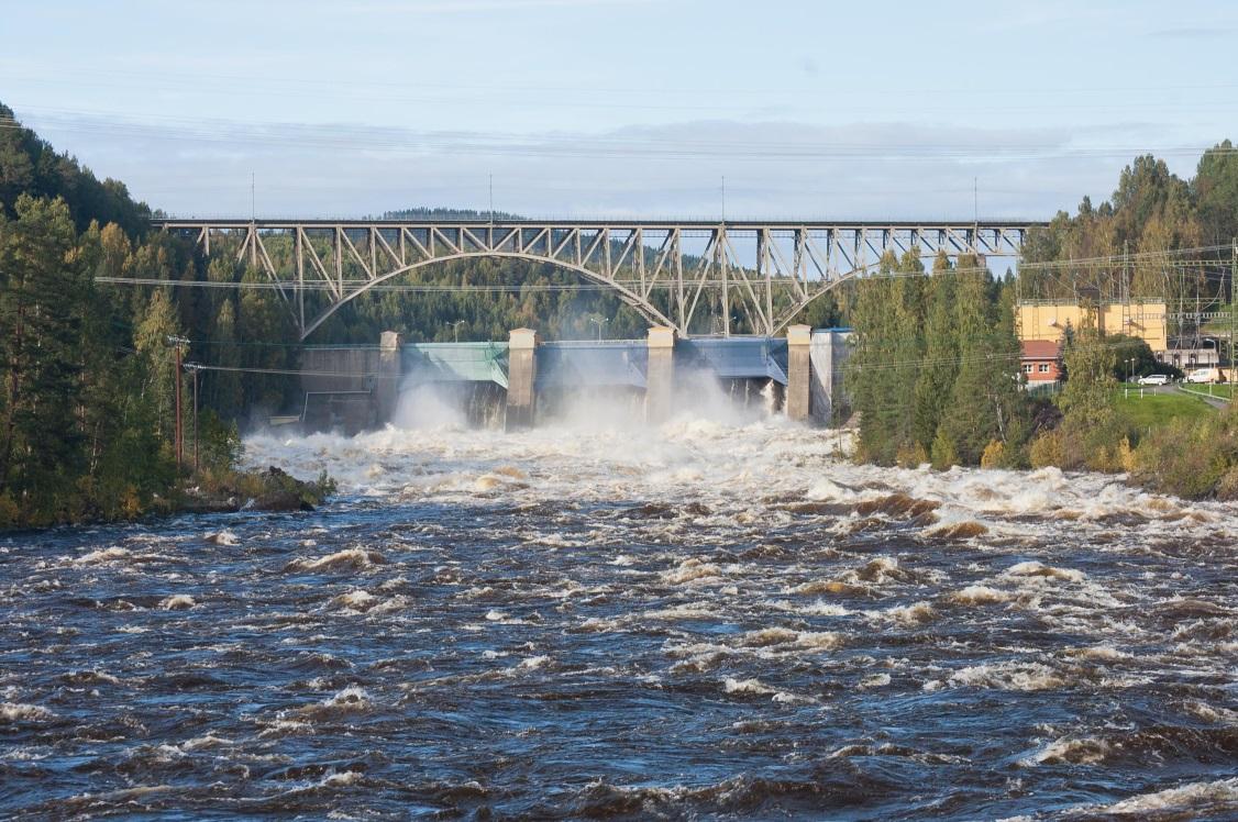 Ofta medför det spilltappning eftersom kraftverket bara kan ta emot en mindre del av vattenföringen.