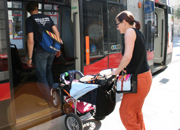 När tillgängligheten förbättras kan vi anta att åtminstone 5 % 13 av dessa personer kan ersätta sina bilresor med gång, cykel eller kollektivtrafik.