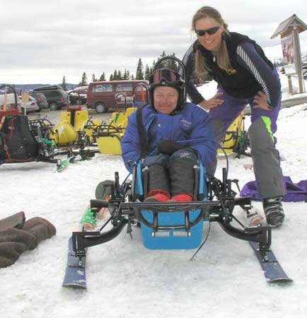 12.10.2. Ski-cart och Sit-ski Snö behöver inte bara vara ett stort kallt blött hinder i tillvaron för en rörelsehindrad person. Det går också att ha roligt i snö.