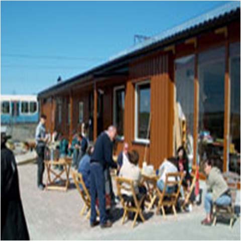 Returhuset drivs av Stadsdelen Bergsjön och omfattar reparationsverkstäder, kretsloppsgruppen samt eko-café och butik.