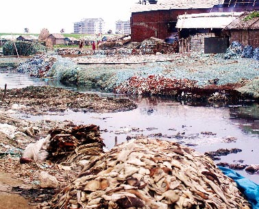 Industriavfall i Bangladesh. Foto: Matthew Chadwick. anpassning av textilproduktionen.