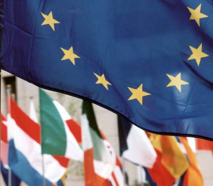 EU och omvärlden EU:s biståndsinsatser når över hundra länder och täcker ett stort antal samarbetsområden. Merparten av biståndet riktar sig till olika bestämda grupper av länder.