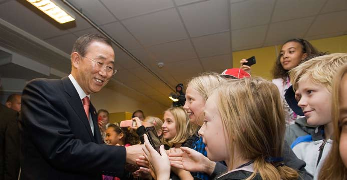FN-fakta Sverige och FN RÄTTVIS FN OCH HANDEL EU Foto: FN/Eskinder Debebe FN:s generalsekreterare Ban Ki-moon träffar barn på en skola i Stockholm i oktober 2009.