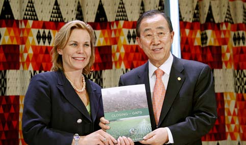 Foto: FN/Evan Schneider Sveriges biståndsminister Gunilla Carlsson överlämnar klimatkommissionens slutrapport till FN:s generalsekreterare Ban Ki-moon i maj 2009.