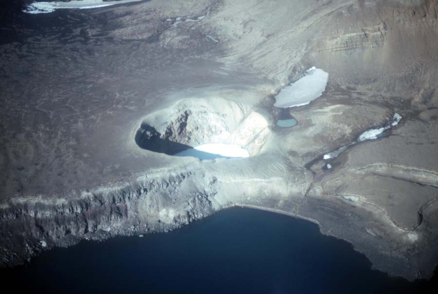 Det finns också explosionskratrar (Fig. 49) eller maar. Vid explosioner kan xenoliter följa med upp från lägre liggande delar av skorpan där man kan finna t.ex. gabbrofragment.