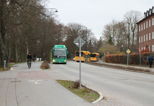 Två cykelleder går längs Karl XI gatan och korsar Sankt Laurentiigatan vid Clemenstorgets nordöstra hörn.