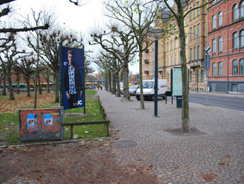 C L E M E N S T O R G E T och torgets västra kant gavs ny avgränsning med granitmur och träden beskars till sin nuvarande form. Ansvarig för omgestaltningen var Sven-Ingvar Andersson.