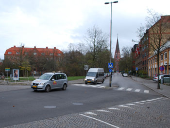 S A N K T L A U R E N T I I G A T A N Renodlade bostadshus dominerar gatan och blir vanligare och vanligare längre upp mot Allhelgonakyrkan.