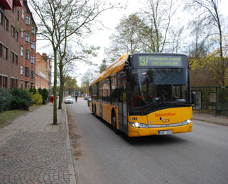 A L L H E L G O N A K Y R K A N Beskrivning Bred gatusektion med fyra körfält samt gång- och cykelväg på båda sidor om körbanan. Gaturummets övergripande mått är 18,5 m.