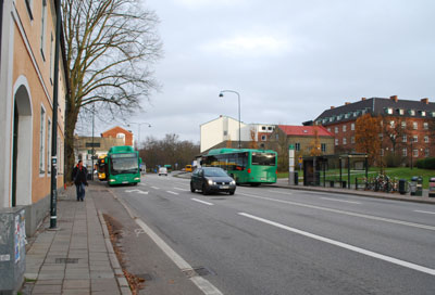 A L L H E L G O N A K Y R K A N Egenskaper Fungerar som stadens entré från Kävlingevägen och Getingevägen till de centrala, medeltida delarna. Bred körbana med många körfält och god framkomlighet.