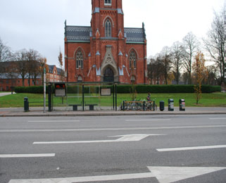 N O R R O M A L L H E L G O N A K Y R K A N Beskrivning Norr om gaturummet vid Allhelgonakyrkan återfinns en passage med bebyggelse på bägge sidor om gatan.