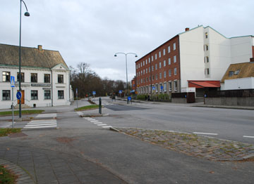 N O R R O M A L L H E L G O N A K Y K A N Egenskaper Rymlig gatusektion. Gaturummet har en tydlig avgränsning i form av angränsande bebyggelse.