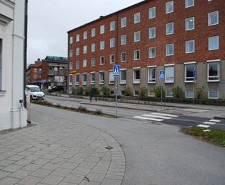S J U K H U S O M R Å D E T Beskrivning Sektionen visar vägavsnittet innan Getingevägen breddas och ger plats åt bussterminalen vid lasarettets huvudentré. Gaturummets mått uppgår till 18,7 m.
