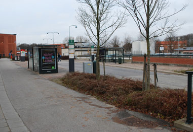 L T H Beskrivning Efter den planskilda korsningen med Tornavägen ansluter bussgatan till Sölvegatan i höjd med Kårhuset.