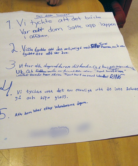 Bokgrupperna är igång och jag sätter mig och lyssnar till samtalet mellan Hampus och deltagarna i hans grupp. En lärare från fritids är med. De diskuterar vad som är mönster och kopplingar.