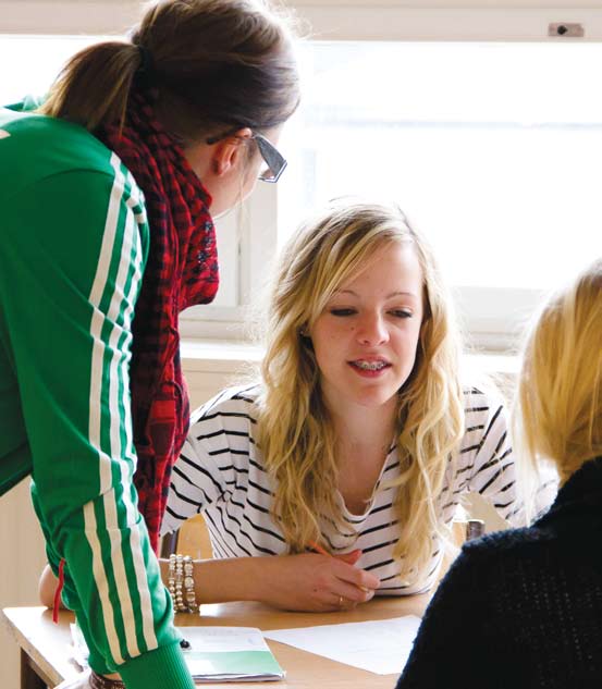 I klassrummet sker en stor del av interaktionen mellan lärare och elever. Vad händer där? Hur jämställd är Bleketskolan enligt eleverna? Ja, egentligen är det ju inte jämställt.