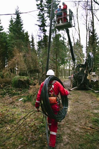 när du saknar el Batteriradio med batterier. Ficklampa med batterier, gärna samma som radion. Stearinljus. Tändstickor. Stormkök med bränsle. Varma kläder och filtar.