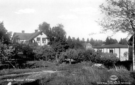 Kulla pensionat omkring 1950. I mitten på bilden, bakgrunden, syns Tebacken. ken står han som nybyggare och sjöman. Byggde han hus nr 2?