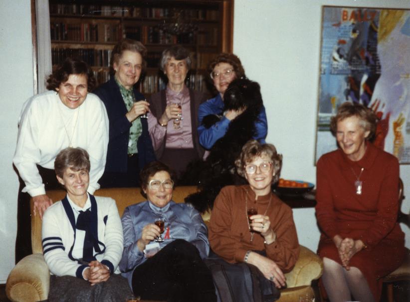 Vi grundar en förening. I soffan: Katr. Mollie, Solveig Lindblom, Margareta. I bakre raden: Mona, Inger, Lullu, Berit. Foto: Dorrit Slöör.
