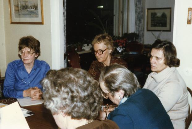 Bild vänster: Konstituerande mötet på Byavägen 24: Berit, Margareta, Mona. Bild höger: Hellen Tallqvist, Alice Wetterhof, Solveig, Kate.