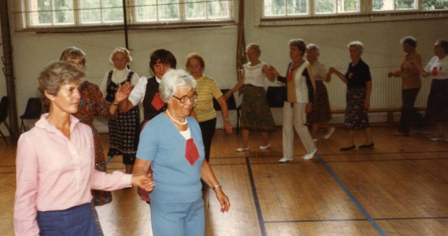 Ryktet om seniordansen spreds genom deltagarnas entusiastiska berättelser. Kate skrev en artikel om seniordansen och kontaktade Margareta Norrmén, Marcella, på Huvudstadsbladet.