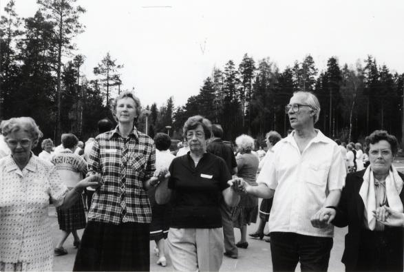 Seniordansledare hade inbjudits att komma med sina grupper och dansa och det hade kommit 306 deltagare från hela Svenskfinland.