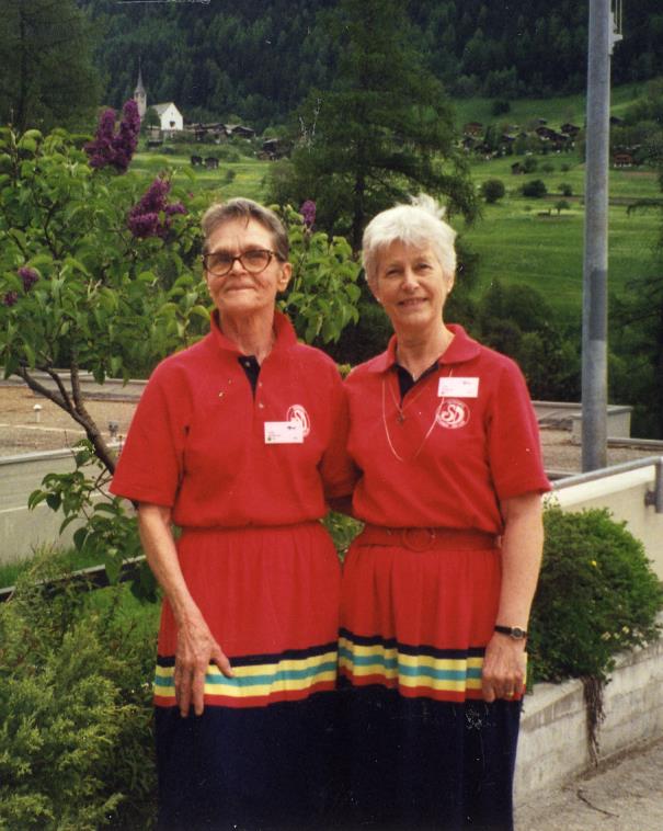Anita och Kate i Fiesch, Schweiz. Gruppen samlad kring Värdinnan (med vår flagga). Danmark tog igen emot oss, då IST-2004 hölls i Vingsted, 17-22.5.2004. I träffen deltog 285 dansare från 13 länder.