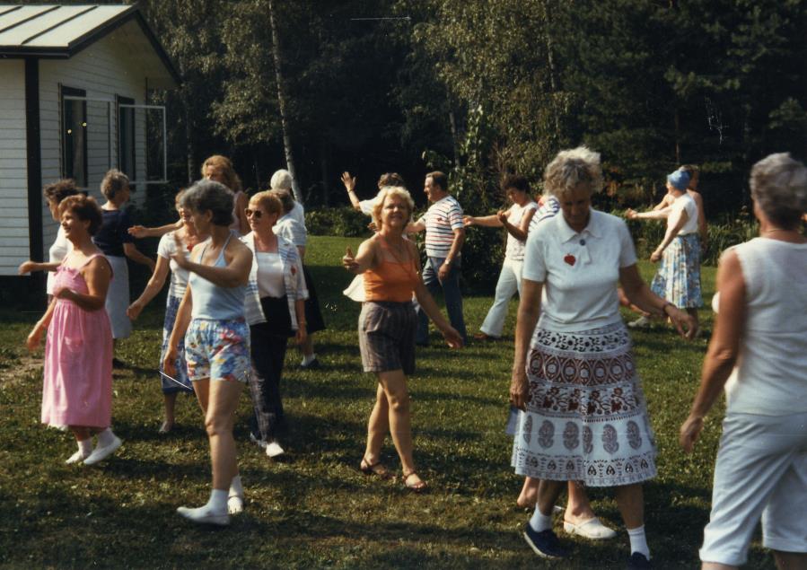 Dans utomhus. Till midsommaren 1988 blev vi bjudna till Fagerudd i Sverige.