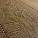 Vår lack lyfter fram träets karaktär genom att accentuera dess naturliga struktur. Det gör också golvet tåligare och lättare att rengöra.