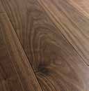 Högglanslack ger golvet ett blankt, polerat utseende och erbjuder en reflekterande yta. Det är ett spännande alternativ till mer konventionella trägolv.