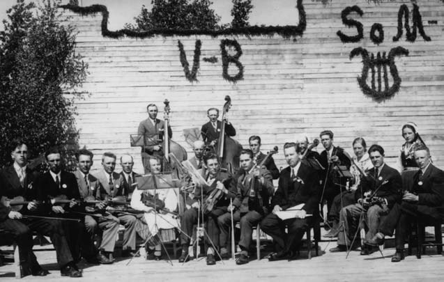 Bilden visar lokala orkestrar som deltar i en sång- och musikfest i Vasatrakten. Edvin Hultholm sitter längst bak, femte från höger.