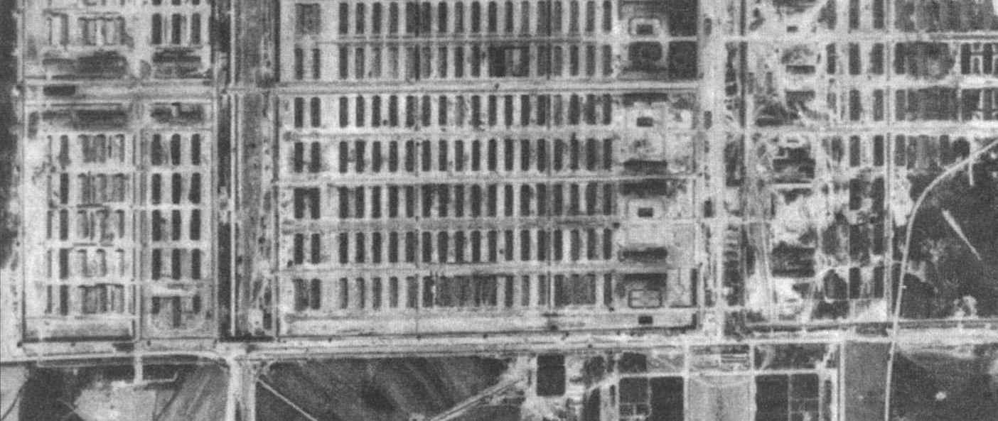 Det som tyder på detta är att bevarade serier av fotografier visar att Monowitz (Auschwitz III), där många industriföretag hade anläggningar, var huvudmålet för flygspaningen.