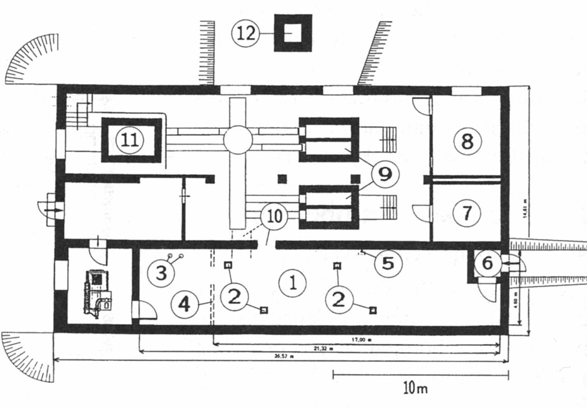 Grundplan över Krema I i Stamlägret Auschwitz efter de förändringar som genomfördes efter kriget. 1. Gaskammare. 2. Falska inkastningshål för zyklon B. 3. Vattenledningar. 4.
