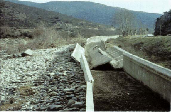 Bild 4-23: Kanal ödelagd av upptryck Det finns många fler exempel som visar konsekvenserna av bristfällig utformning och expertis vid uppförandet av vattenkraftverk.