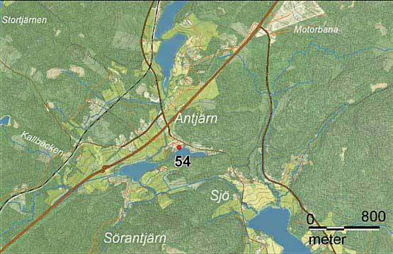 54 Antjärns bad i Skiljesjön Här kan du bada i Skiljesjön, det är en mysig sjö mellan åker och skog, som dessutom ligger nära E4:an så det är lätt att svänga av för att få snabb svalka en varm