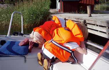 Sjöfartsverket är ett statligt affärsverk som har det juridiska ansvaret för den svenska sjöräddningsregionen för både sjö- och flygräddning.
