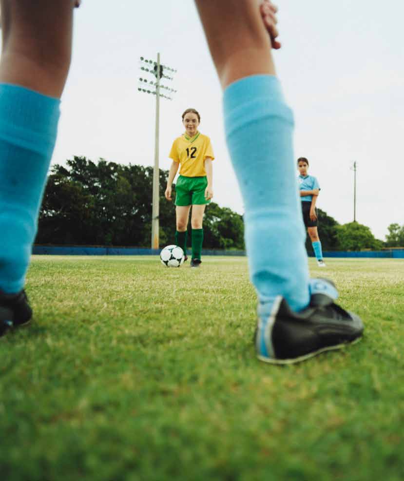 Foto: matton förebygga knäskador hos unga Unga fotbollstjejer skadar knäna mer än dubbelt så ofta som killar. Knäskador som i förlängningen kan leda till artros senare i livet.