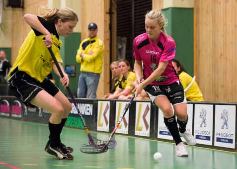 Anna Wänerhag som är sjukgymnast med certifiering inom idrottsmedicin, CSPT, har tränat en del av laget i knäkontroll sedan några år tillbaka.