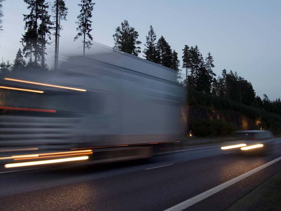 Biltrafik Bilarnas avgaser släpper ut kväveoxider. Som tur är tar skogen upp det mesta av kvävet.