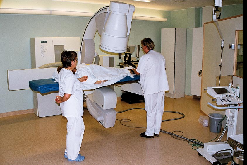Om det är många akuta patienter kan väntetiden naturligtvis bli längre än vanligt. 5. Undersökningen Du kommer in till det aktuella röntgenundersökningsrummet.