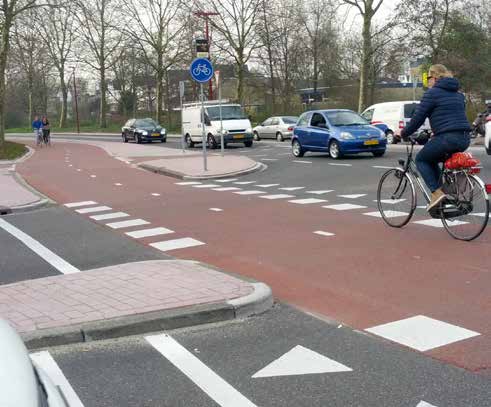 Principen är att cykelbanor ska förses med jämna och hårdgjorda ytskikt i ett enhetligt material, såsom asfalt, för att skapa god komfort och hög friktion. Smågatsten ska inte användas i cykelbanan.