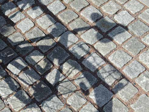 ÅTGÄRDSOMRÅDEN Infrastruktur 2 Principskiss för dubbelriktade cykelbanor Principskiss för enkelriktade cykelbanor Cyklar mot biltrafiken Problem med utrymme vid trafiksignal Gata Gata Cykelbana Gata