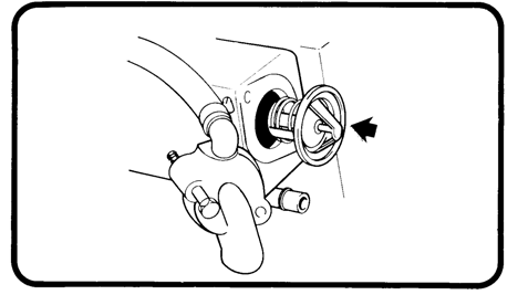 Se bild 5.2, 5.3 och 5.4 Man måste lossa kylvattnets inloppsrör och även lossa röret till avgaskröken. Sen brukar det vara enkelt att få ut termostaten. Bild 5.