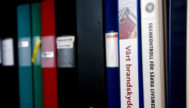 Utbildning och personalens kunskaper Genom att anställa utbildad, erfaren personal och ha muntliga och skriftliga instruktioner som vi följer upp förebyggs att livsmedel hanteras på fel sätt eller