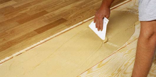 Undergolv Kährs trägolv 5 Specifika krav för golv limmade mot underlaget Allmänt Om golvmaterialet skall limmas mot betongunderlag, måste ytan vara av sådan fasthet att den klarar ett ritsprov utan