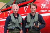 Alpväggarna reser sig brant på ömse sidor om våra Ferrariröda vingar.