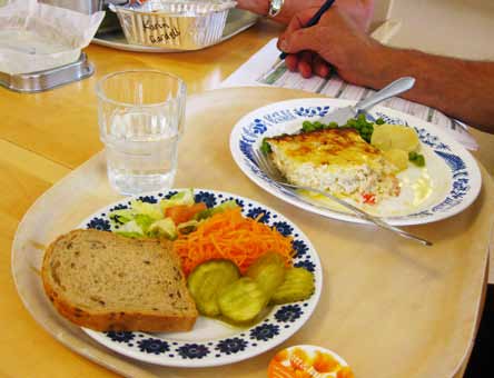 En populär rätt: fiskpudding med skaldjur, smält smör, ärtor och potatis. Gråbo seniorboende, Visby.