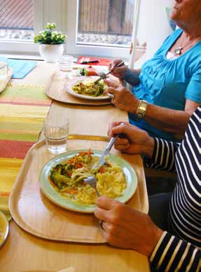 Mat som upplevdes som hemlagad och doftade gott fick höga betyg av smakpanelerna. Lunch på Annedals äldreboende, Göteborg.